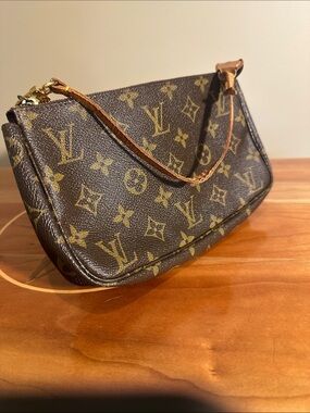 Authentic Louis Vuitton Monogram Pochette